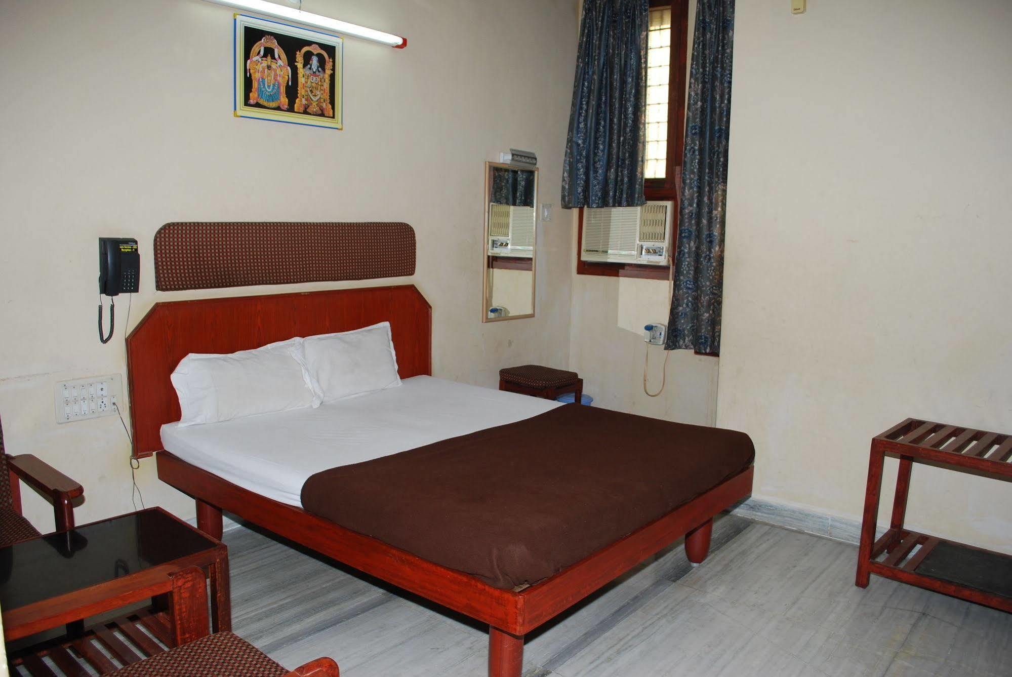 Sri Sai Residency Tirupati Exterior foto