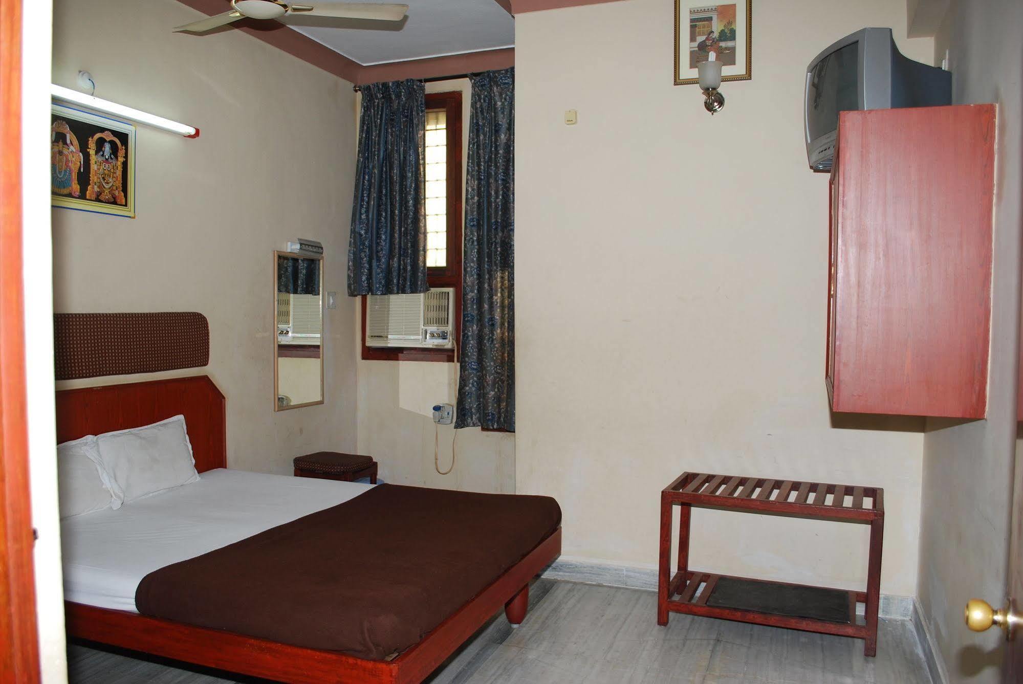 Sri Sai Residency Tirupati Exterior foto