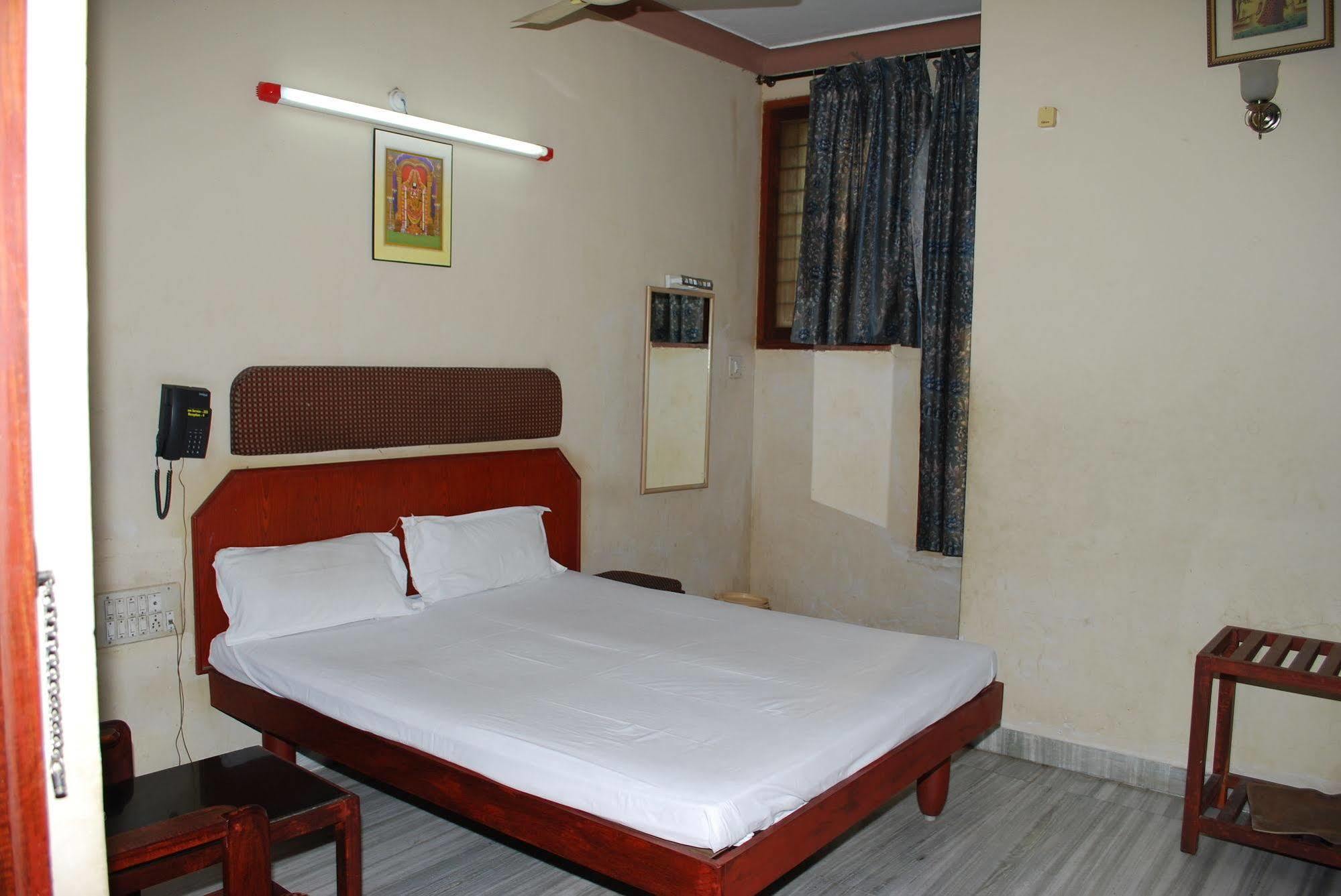 Sri Sai Residency Tirupati Exterior foto